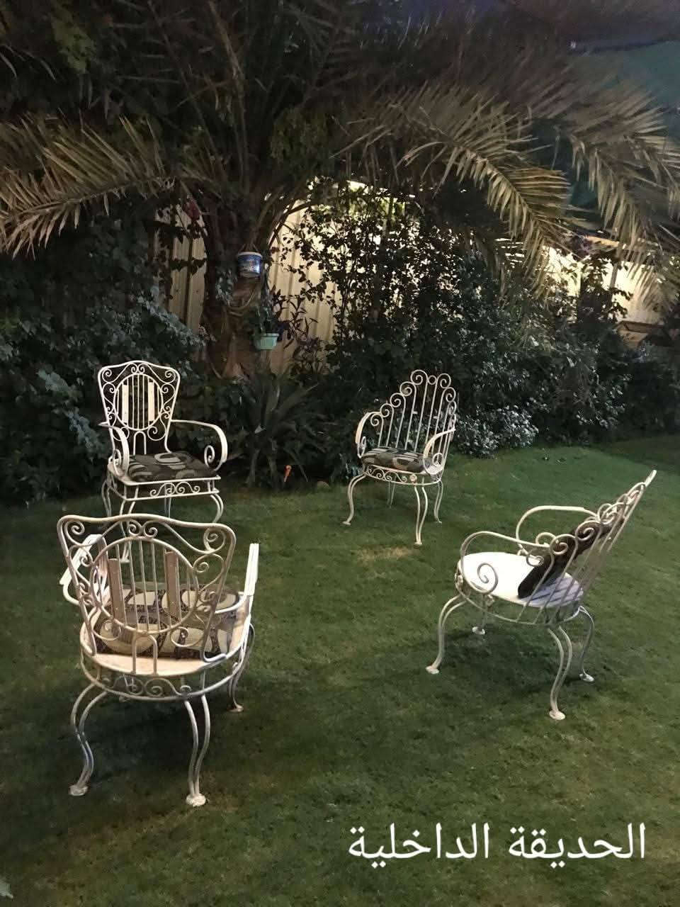 السلام عليكم . بيت للبيع المساحة 100 متر بالسند واقع حال 275 م الواجهة 5 متر  في البلديات على شارع 30 تجاري شارع البريد.
 عبارة عن ثلاث طوابق نظام شقق كل طابق مفصول عن الاخر .يتكون كل طابق من صالة درج ومطبخ حار ومطبخ بارد مفتوح على صالة ومنور وخدمات وغرفة نوم يعني البيت بي 3 مطابخ حار و3 مطابخ بارد و3 صالات وثلاث غرف نوم و2 بالكونة .  للتواصل الاتصال على هاتف ***********
