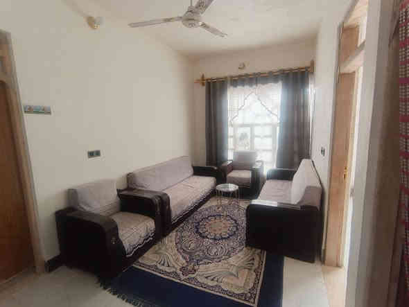 بيت للبيع  بمواصفات بناء ممتازة، جاهز للسكن الفوري 
📍 قريب جداً من شارع القبلة.
• المساحة: 150 متر مربع.
البيت  مرقّم بلدية بالترقيم الأخير
🏠 تفاصيل البيت والتصميم:
• بناء بلوك (درجة أولى و عكادة) 
• ⁠يحتوي على
• غرفتين نوم.
• صالة 
•  استقبال
• مطبخ 
• ⁠صحيات داخليه وخارجيه
• ⁠علماً جميع البيت بورسلين درجة اولى 
السعر ٢٥ 
***********
