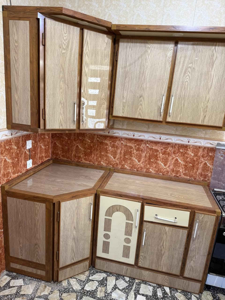 السلام عليكم 
للبيع كاونتر مطبخ كامل مسخدم نظيف جداً و بسعر مناسب 
للاستفسار الاتصال على الرقم 
***********
