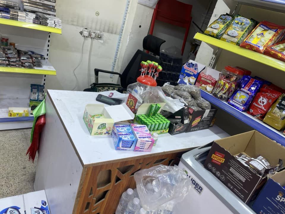 السلام عليكم اسواق للبيع بمنطقة الشعب قرب شارع بلقيس مجاور جامع الحاجة بدرية
يحتوي على 4مجمدات طرحية (اثنين منهم ممستخدمات جدد) ويحتوي على 4ثلاجات عامودية +ثلاجة شركة ببسي 
ومبردات اثنين وحده تعليك خارجية والثانية داخليه ورفوف جديده وتلفاز وسستم كاميرات (بس بيهن خلل حاليا وتصلح )وجام خانه جديده 
ايجار المحل250الف دينار والوارد خير من الله لكن مضطر ابيعه لعدم التفرغ ولضروف صحية
هذا الرقم للتواصل واتساب ***********
