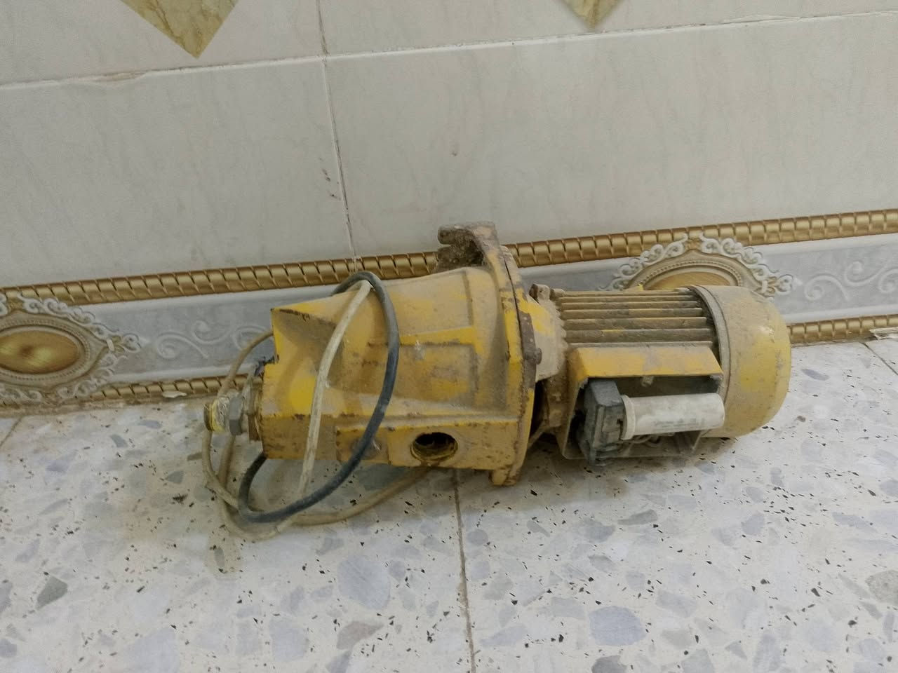 سلام عليكم
غراض للبيع راوتر ونانو سعر 50شغالت عل فحص  ماطور مال ماي شغالت سعر 25  راديو  عطلان ماعرف عطله. سغر 15
ال عنوان بغداد حي بتول 
السعࢪ  
***********
