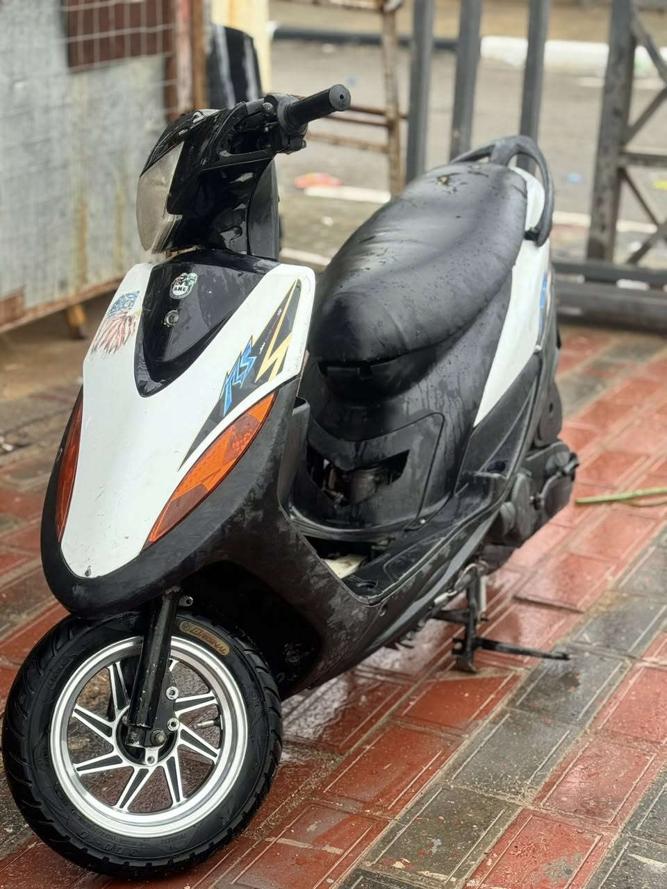 سلام عليكم ماكس عدله للبيع دراجه مفتوحه ولفات  سلف هندر كامله بيه نقص بريك امامي مكينه 49  نضافه شوفت عينك كلها بلاديه وشغاله السعر 500 وبيه مجال بسيط مكاني كربلاء حي الوفاء رقمي ***********
