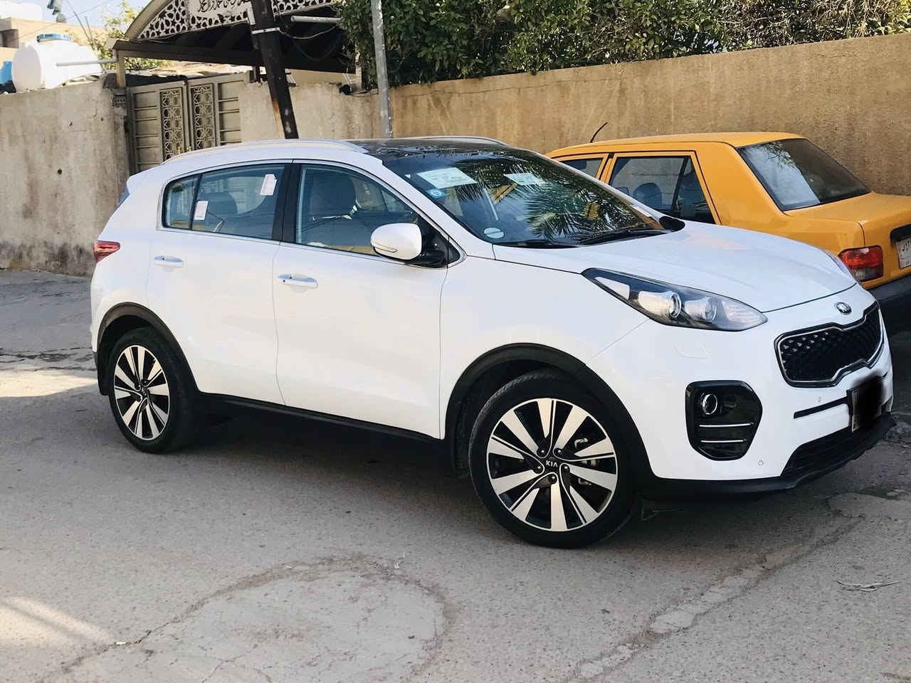 سلام عليكم  سبورتج موديل ٢٠١٨ خليجي مكفوله من الحادث والصبغ بسمي رقم بغداد المواصفات بنوراما لد ابيض نهاري بك لايت لد بخاخ ماء على الايت مري شفط اناره ترحيب لايت متحرك ماطورفول تحكم استيرن تبريد منفصل شاشه كشنات الاماميه كهرباءخمس انظمه قياده مانع انزلاق مانع انحدار ايكو نورمال سبورت داخل لون حمصي حساس امامي خلفي حساس اطار كامره محرك ٢٠٠٠ دوش مكفول كير مكفول سبير وعده جدد مامستعمله ماشيه 77576 الف السعر 194 هـ/***********
