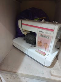 مكينة خياطة • استعمال قليل • ما بيهن عطل