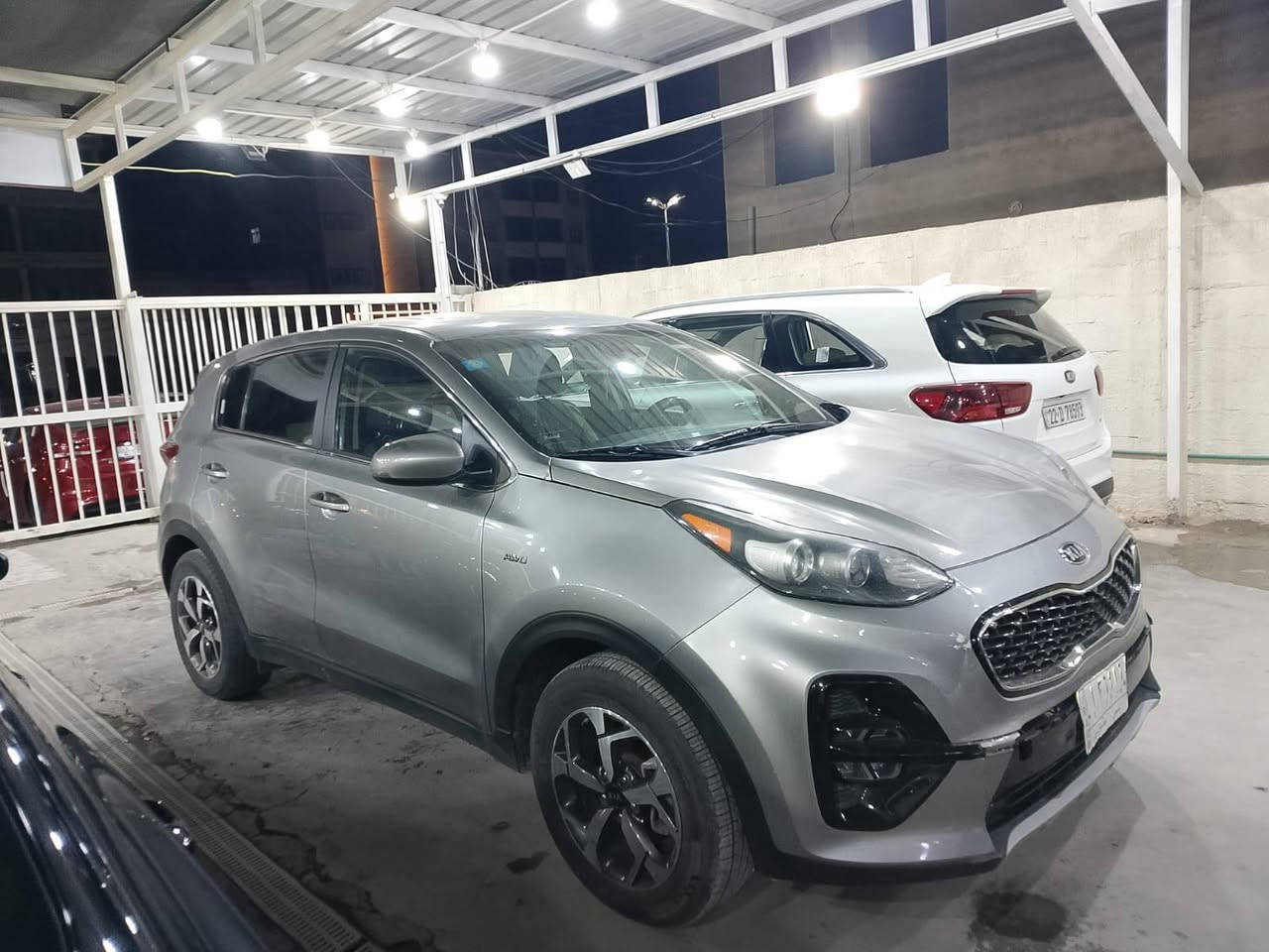 سلام عليكم كيا سبورتج محرك 2400شاشه كامره بلاجكتر رادارت  موديل 21 ورد امريكي بيه قطعتين صبغ بدون تبديل بدون شاصي رقم مثنئ حره تحويل ثاني يوم السعر 165 وبيه مجال *********** او ***********
