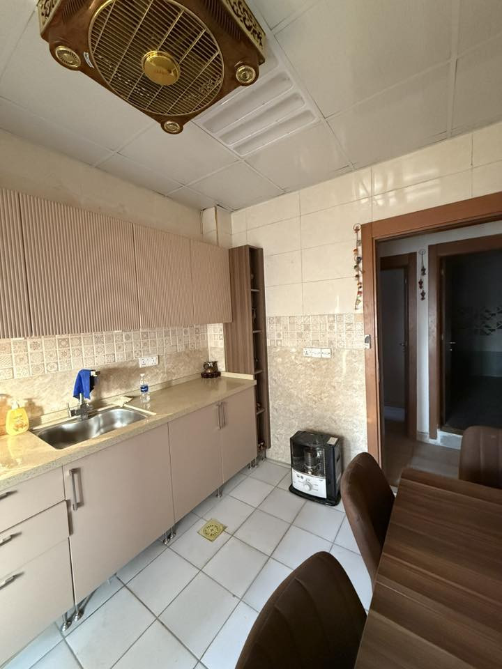 شقة ١٠٠ متر طابق اول بالمصعد للبيع  عماره ٢٦ C مرممه ومعدله بالكامل مع الاثاث او بدون  السعر خاص
***********
