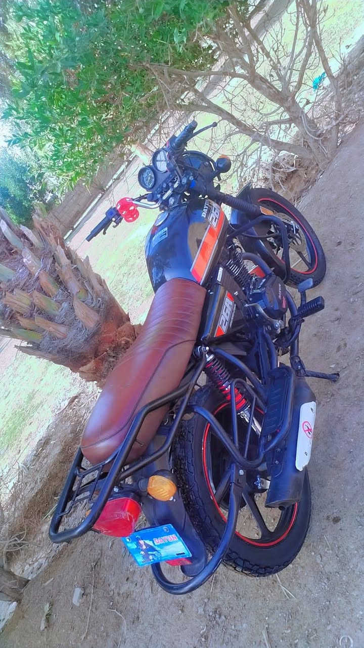 يا الله سلام عليكم دراجه للبيع دايون نفخ موديل 22 أوراق اصولي وصل معرض منفيس شرط الأصولي محرك 200 كتابه حمره سويج سجينه مكفوله كفاله عامه شرط محرك ما مدوده عليه اصبانه دراجه انضف من الصوره بعده جديده السعر مليون 350 وبيه مجال اتصل وبيك خير وتدلل ***********
