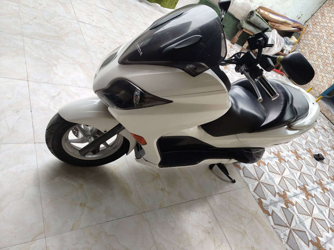 دراجة صفر عشرة  10/0 رمبة مكفولة كفالة عامة عمية ابلاد فول موصفات الون ابيض صدفي الدراجة احلة من صورة الايتات زنون مسجل اواكس بلاتوث تايرات جدد كلوب جنطة شلعة ومعدل فول وراق كاملة كمرك وسعر 13 وبية مجال مكاني العمارة ناحيت السلام الرقم ***********
