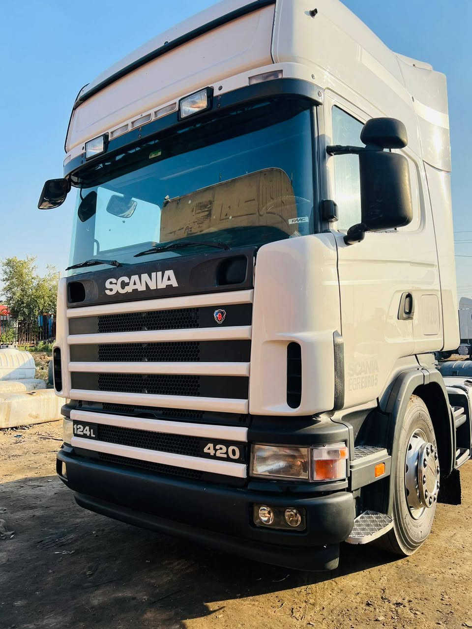 سلام عليكم
سكانيا راس تريله 
موديل 2003
 محرك انكار خطين جديد قبل شهرين شاده بدون بخار او صرف حجم..420
كير عادي 900 رتايدر 
قماره كفاله بدون صبغ 
بدون ارقام 
العنوان بغداد
***********
