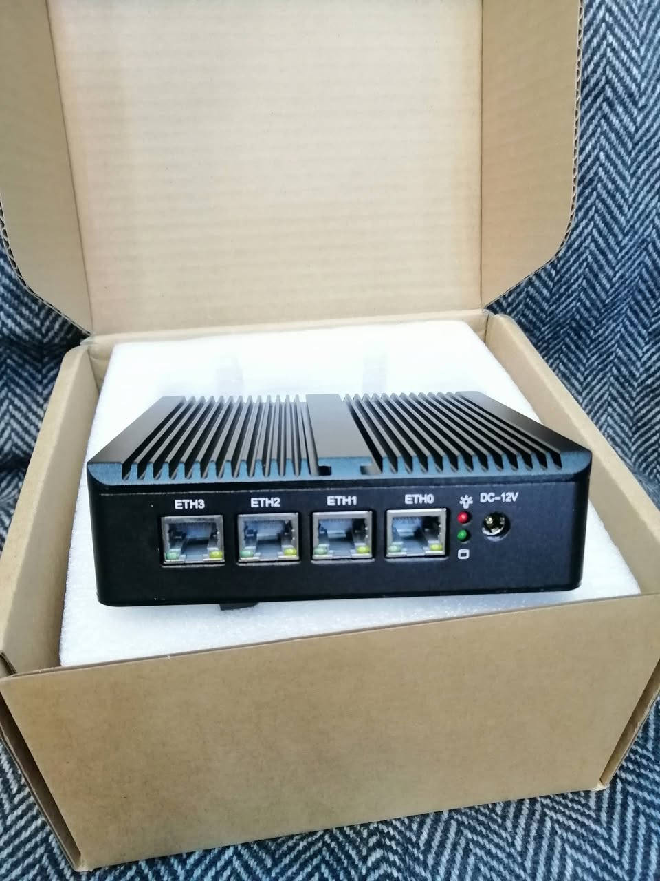 كمبيوتر مصغر (Mini PC).
المعالج (CPU): Intel Celeron J4125 رباعي النواة (4M Cache, 2.0GHz up to 2.7GHz).

الذاكرة العشوائية (RAM): 8 جيجابايت DDR4.

التخزين (ROM): 128 جيجابايت ( SSD M.2 SATA).

الرسوميات (GPU): مدمج Intel UHD Graphics 600.

ميزات أخرى: دعم عرض مزدوج بدقة 4K عبر منافذ HDMI و DP، شبكة إيثرنت جيجابت، وواي فاي ثنائي النطاق.


**إذا كنت صاحب هذا الإعلان وتريد حذفه لأي سبب، رجاءا أرسل رسالة إلى الدعم الفني**