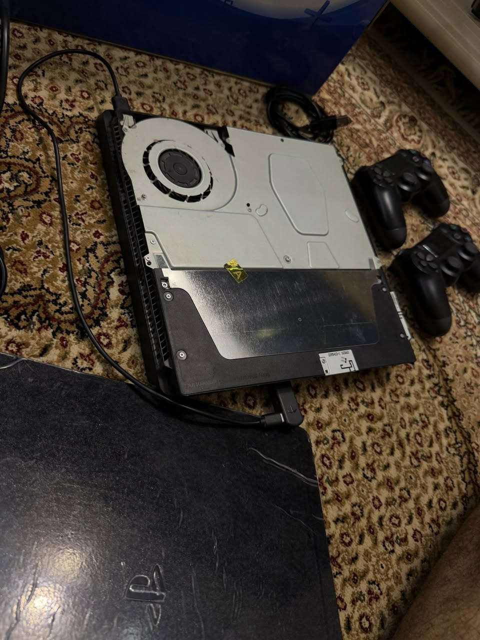 السلام عليكم Ps4 سلم ذاكرة تيرا (1000) لوك ستيكر حاله حال الجديد نضافه 100‎%‎ مهكر وكامل نظام 11 بي 15 لعبة كامل ملحقات + جوستكات 2 اصليات + UBS بيع فقط السعر 370 بي مجال عنواني بغداد الاعلام ***********
