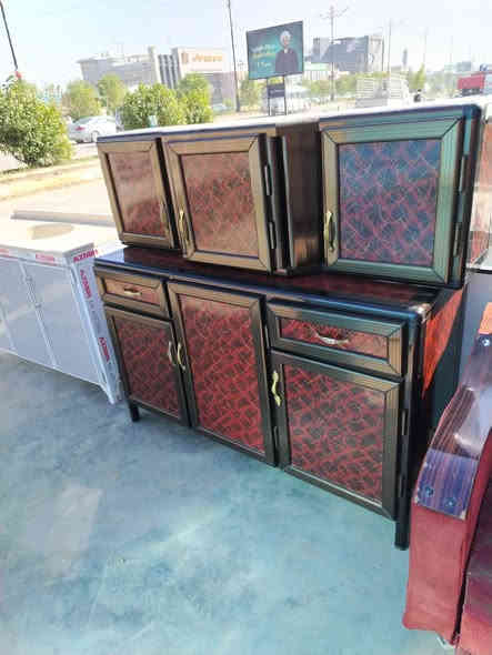 السلام عليكم كاونتر مستخدم للبيع العنوان المفرق الطرق والجسور مقابيل العزات بالاتجاهق السعر 200 وبي مجال للاستفسار ***********
