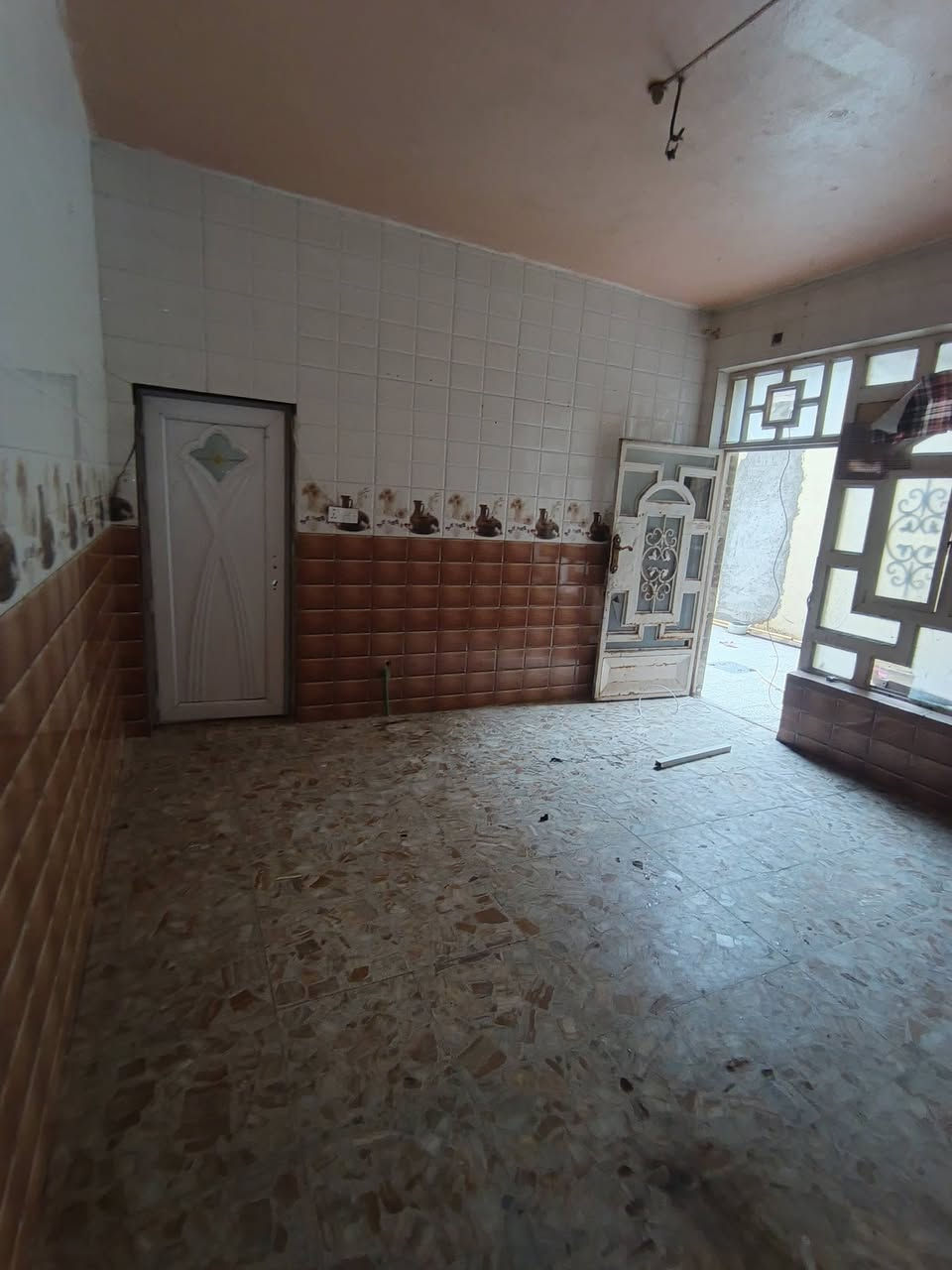 🛑 دار للإيجار
⚠️ ملاحظة: يتم دفع إيجار أول شهرين مقدمًا.

📍 الموقع: النجف الأشرف – حي النصر شارع البانزين خانه
خلف جامع الجوادين
🚩 الدار واقعة على شارع 20

📐 المساحة: 150m
🏠 الطابق: طابق واحد فقط

🔹 الطابق الأرضي:
غرفة – صالة – مطبخ – استقبال – صحيات داخلية – صحيات خارجية

✨ مواصفات الدار:
بناء جديد ونظيف 
سيراميك
سقوف ثانوية
تانكي ماء 

🌟 موقع هادئ وقريب من الخدمات.

📞 للاستفسار:
***********
