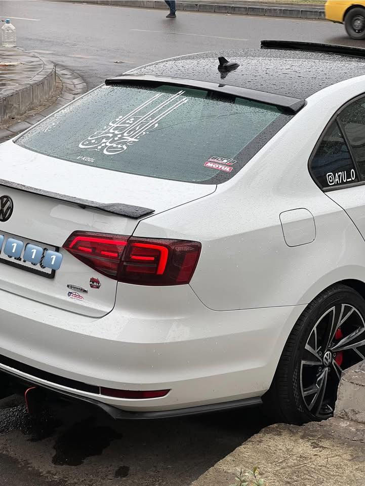 سلام عليكم فولكس واگن جيتا 2018 تو كلر قماره بلادي اسود محرك 1.8 توربو بيها 3 صبغ وبيها بين الباب شبر صبغ فول مواصفات شاشه جبيره كشنات جلد مخمل كنتاره تدفئه كشنات ومرايات 
التزويد والمواصفات :
سلايد 
داخل اسود بلادي 
بصمه 
كشنات تدفئه 
دكمة تراكشن 
شفتات ستيرن 
شاشه جبيره ابل كاربلي وكامره بلاديه 
داخل مدوشم كنتاره وجلد يم التميمي 
ارضيات GLI اصليه 
مري GLI 
ستيرن GLI فورجد
اناره LED سستم كامل لداخل 
سقف رولز رايز متغير 
دفيوزر ودعاميه ودوسات كله GLl وكاله اصلي 
بلورايز كل الجامات 
بكلايت GLI اشاره داينمك
يدة كير GLI DSG
سماعات JBLسستم كامل 
سستم زنون امامي كامل +عين الشيطان 
حلوك صالنصه كاربون فورجد حقيقي 
التزويد :🔥
دبة خلفيه فورتك ام الريمونت 
داون بايب ستيل اصلي 3.5 انج
مجاول APR
عطاس فورج اصلي 
شوته KN
برمج stage1
وبوب كورن 
سعرها ب142 وبيها مجال للتواصل خاص او واتساب او اتصال *********** عنواني مجمع بسمايه السكني
