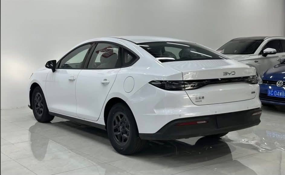 عرض خاص وسعر بلاش ارخص سعر بالسوك كله 
سيارة بي واي دي سيل 2025 زيرو 
مرقمه بغداد وجاهزة 
اليكم المواصفات

انتبه السياره : هايبرد & بانزين & كهرباء يعني التفويله الوحده بانزين تمشيك 2100 كيلو
سعه التانكي 65لتر 

حجم المحرك 1.5
شاشه اصليه 
هند بريك كهرباء
دشبول شاشه ديجيتال
اوتو هولد
تشغيل عن بعد تحكمات مقود
اوامر صوتيه
منفذ طاقه
منافذ شحن
مقود جلد حياكه
دخول ذكي
3 وضعيات قيادة
اشاير بل مري
تتسع المقصورة ل 5 ركاب
المقاعد جلد
اناره داخليه LED
لد امامي LED
‏LED بك لايت
قطعتين تبريد 
مثبت سرعة
حجم الاطار 16
مانع تزحلق
شاحنه خلفية
كير كرستال

البطاريه ليثيوم الاقوى والاطول عمرا في عالم الهايبرد ملاحضه: جميع العده مالته موجوده  
العنوان بغداد 

💎 ســعــر ✅ ::  الــرد تلقائي 📮

رقم صاحب سيارة: *********** موجود واتساب
