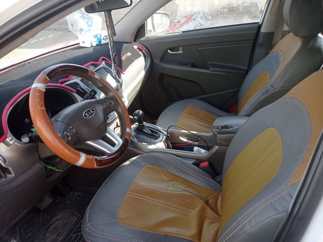 السلام عليكم 
اسبورتج 12 خليجي بيها باب بارد ورش فقط والباقي كفاله عامه 
السياره بأسمي استخدام شخصي مال بيت السنويه لنهايه ل 27
كير ومحرك خير من الله تبريد تدفئه جاهزه حداديه جاهزه شاد الها شاشه وكامره لايت زنون شمسي السياره جاهزه شرط المداور ثاني يوم ب 148 وبيها مجال بيع فقط مااراوس للاتصال ***********
