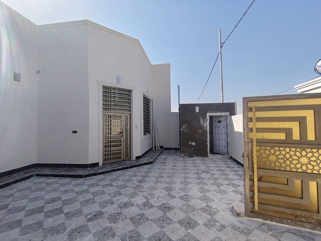 بيت للبيع 220 متر الواجهه 10 × 22 يحتوي البيت على ثلاث حمامات + 2غرف6 في4 براني 8في 4 مطبخ 5في 4 مجمع عزيز شريف خلف الزيتون ماء كهرباء تبليط مجاري ارصفه اناره ليليه خدمات فول ***********
