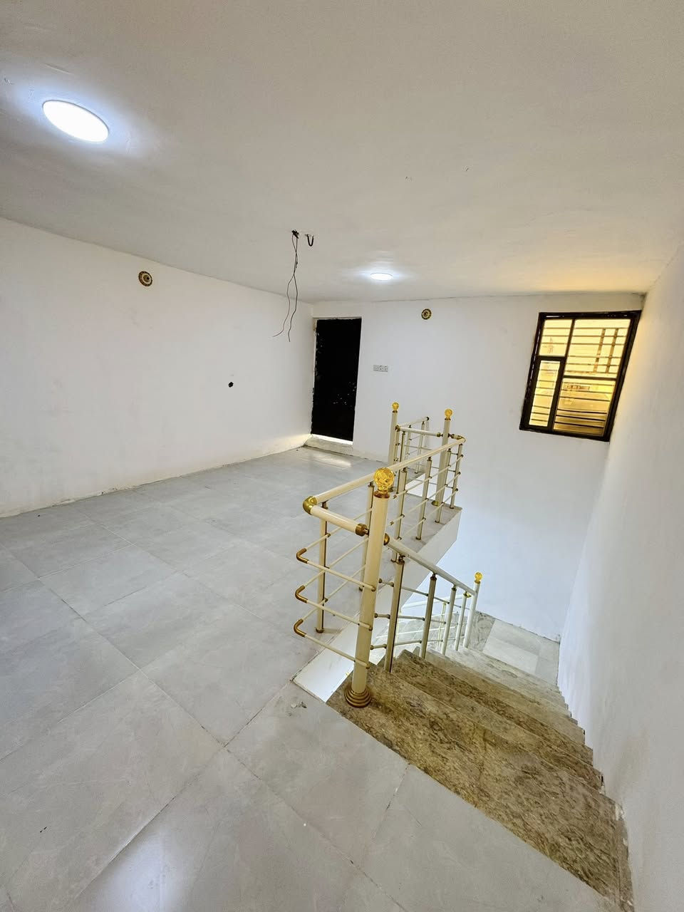 بيت للبيع مساحته ١٠٠ متر طابقين كله طابوق جديد ممسكون 
مكانه القبله حي القائم  قريب من الاربع شوارع خلف كرزات الشمال 
-تفاصيل البيت  
٣ غرف نوم ( وحده منهم سويت ) 
صاله ومطبخ والمنور يصلح مطبخ حار بس يتسقف وخدمات داخليه وخارجيه 
 والسطح كاشي 
اني مو دلاله ولا مندوبه (((((البيت بيتي)))) 
للتواصل هذا الرقم او خاص  
***********
