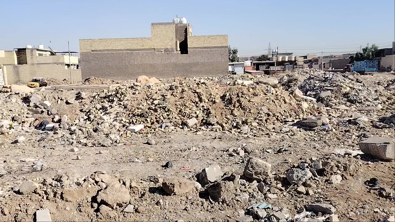 السلام عليكم قطعه ارض للبيع 200متر والي يريد 100متر هم موجود الاستفسار الاتصال على  ***********
