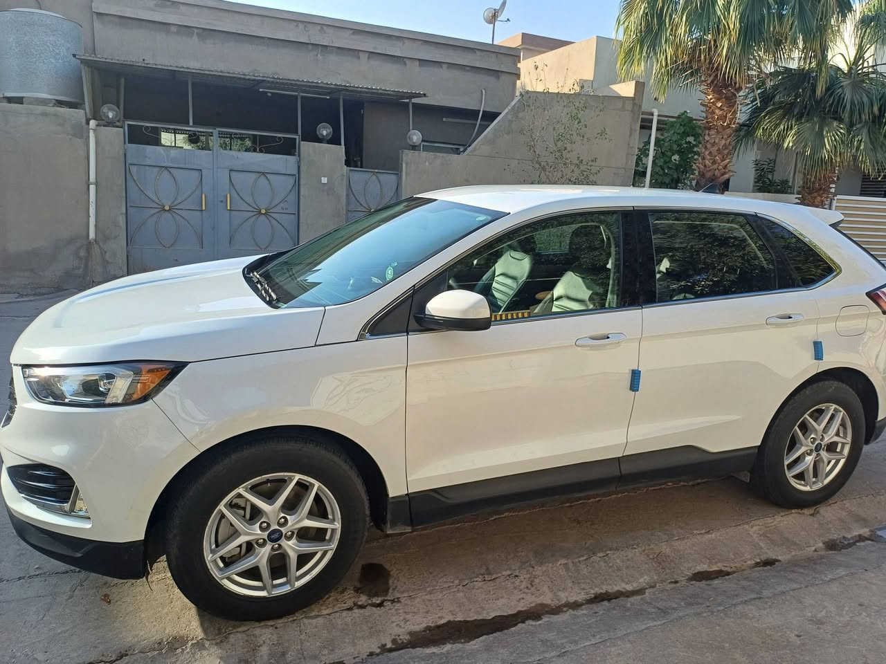 سلام عليكم اخوان فورد ايدج موديل 2022 للبيع  بأسمي رقم سليمانيه سنويه لغايه 29 . هزه جديده. فول مواصفات شاشه ايباد ماعدا فتحة سقف كوشن جلد طبيعي وهيتر اوتو بريك بوب بصمه  مع شغال السياره. دعاميه وشبر بلبونيد بيه صبغ . محرك 20 و توربو سياره نظيفه جدا ادامه كامله تبديل هايدروليك كير مع تبديل دهن محرك ممتاز
سعره 175 ورقه بيه مجال 
*********** مكاني كركوك
