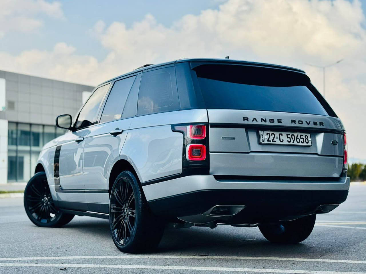 ﷽
                                 RANGE ROVER VOGUE 2016 
▫️رانج رؤڤه ر مؤديل 2016 ڤؤگ فول مواصفات
🔹 فول مواصفات مواصفات بلاك زمان دولي
▫️سيارة كامل داخل و خارج محدث 2021🔥📦

◻️محريك V8 5.0L تمانية سلندر سوپر جارج مرغوب
🔹گير و محريك بشرط فحص
بدون صوت و بدون صرف بدون خلل
🔹ماشية  58 الف حقيقي

◻️ سيارة كلين فقد ( بنيت صبوغ بسبب محدث ) 
🔹سيارة جديد حيل حيلوة نضيفه 📦
🔹سيارة كاكل داخل و خارج محدث 2021

◻️مواصفات فول معروفة
🔹{ بصمة - پانوراما - داخل احمر - رادار - داتاشو -  دوسات كهربا - خمس كاميرا - صندوق شفت - باب صحب - كشنات تتفيئة و تبريد - كشن مصاج - كشن و ستيرن خزن - ستيرن تتفيئة - بغاغ لايت - مراي شفت - تبريد مركزي - بعد }

◽️اربع تاير ويل جديد ويل بلاك
🔹دبل و جوبليسات كل بشرط
🔹سيارة شرط بدون اى نواقص گير و محرك و حدادي و كاهرباى كولة بشرط
🔹سنوي و رقم و هزة جديد سنوي بأسمي
🔹 نفسي يوم / تحويل و كاله حاظر
🔹 مكان_🌆 سليماني

◽️سعر_ 289$🔐🔥🔥
◽️موبايل_ *********** ::: ***********
____________________________________ السليمانية, العراق
