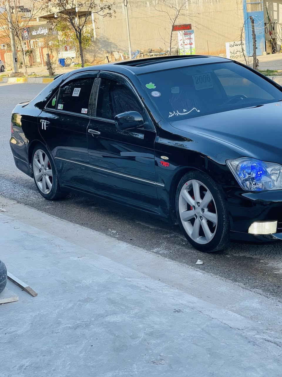 سه‌ره‌تا به‌ناوی خوای گه‌وره‌
تویتا كراون شاهینه‌

براوه‌ براوه‌

182 گه‌وره‌ به‌ گه‌وره‌

قه‌پات مواسه‌ڤات 

سلایت كوشن جلد ئاوینه‌ شه‌ڤت و كاره‌بایی

سه‌یاره‌كه‌ ره‌شی قه‌تران

تازه‌ حه‌مام و پۆلیش كراوه‌ به‌س شه‌وق ئه‌یاته‌وه‌ ما شه‌ الله‌ 

بنی تون كراوه‌ته‌وه‌ جركه‌ی تیانیه‌ تۆپ سوكان ی جاكراوه‌ جامه‌كانی هه‌ل گیراوه‌

ته‌بریت ساردی و گه‌رمی بۆ به‌سراوه‌ به‌شه‌رت 

مه‌كینه‌ی دوكه‌لی نیه‌ له‌ ڤه‌سله‌یا بیسوتینه‌ دوكه‌ل ناكا كامل جایز كراوه‌ سه‌یاره‌ 

داعم و لیدراویی نیه‌ پشت و پیشی كه‌پسه‌ سه‌قڤی وه‌ك شوشه‌یه‌ بۆیاخی نیه‌ 

جوار ویل دینگه‌ی جوانی له‌سه‌ره‌ تایه‌یی تازه‌ به‌ستراوه‌ 

مالی دۆسته‌ كامل جایز كراوه‌ دینار مه‌سروڤی نیه‌

سعری ٥٦ گه‌لاو مه‌جالیكی برایانه‌ی تیایه‌

ره‌حمه‌ت له‌ باوكت موشته‌ری نیت مالی كه‌س سوك مه‌كه‌و له‌ خۆته‌وه‌ ره‌قه‌م لی مه‌یه‌ سه‌یاره‌كه‌ وه‌ك شوشه‌یه‌ ئیتر شتی جوان باره‌ی جوانی ئه‌ویت

***********

ڤایبه‌رو واتس ئه‌پی له‌سه‌ره‌

شوین ناحیه‌یی ئاشتی كۆیه
