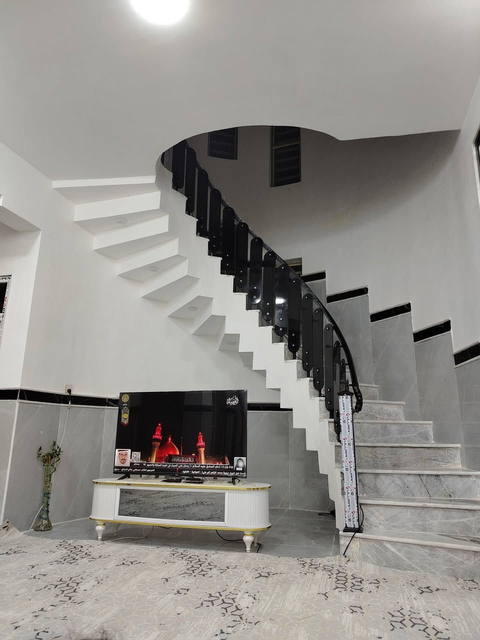 دار للبيع 200متر بنهاوند الثانيه خلف الفرن شارع عشرين بناء سنة 2025 طابق الاول غرفتين نوم وصاله ومطبخ وأستقبال وحمام وطابق ثاني قيد الانشاء ما كامل للأستفسار على الرقم *********** ابو علي
