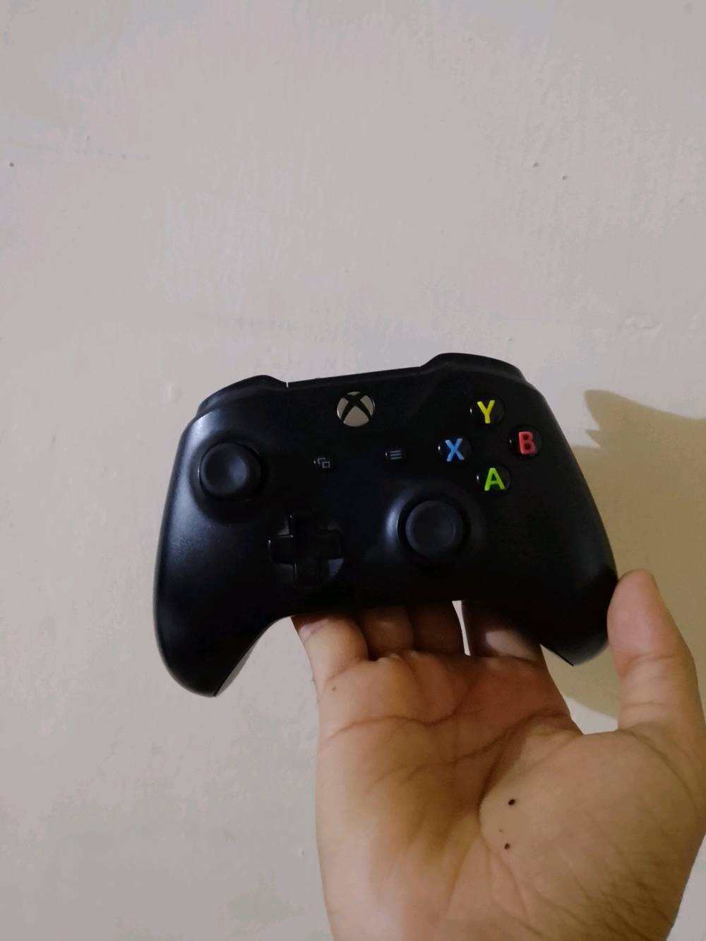 جهاز xbox one x 
واحد تيرة 
+ هارد 750 كيكة ويا 
الجهاز نظيف ويا حساب بي 22 لعبة مملوكة 
اقوة الالعاب المملوكة 
fc 25 و 24 و 23 و 22 
كود مودرن ويرفر الاولى والثانية والثالثة 
وكود فانغارد 
اساسن كريد فالهلا ويها كل الاضفات مالتها  
ذا ويتشر ٣ و ٢ 
اساسن ميراج ويونتي وبلاك فلاك  
وهواي العاب ثانية 
الجهاز بدون كارتونة فقط كل ملحقاتة كاملة 
مثبت عليه ٧ العاب يعني كبل بس شغل وتلعب 
سعر جهاز مع الحساب والألعاب وتوصيل ب 225 الف  
اكرر توصيل مجاني لباب بيتكم بأي مكان  داخل بغداد 
الرقم للأتصال 
***********