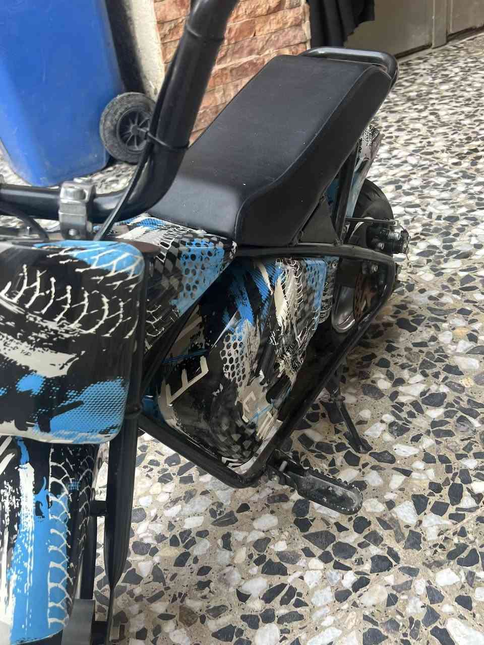 دراجة شحن هارلي بطح بطاريتين شحن تمشي ١٠٠ كيلو شحنه وحده من عمر ٧ سنوات الى ١١ سنه سرعتها ٢٥ ميل 
ممستخدمه ابدد نقصها بس شاحنه 
السعر (150,000) 
العنوان (بغداد )


**إذا كنت صاحب هذا الإعلان وتريد حذفه لأي سبب، رجاءا أرسل رسالة إلى الدعم الفني**