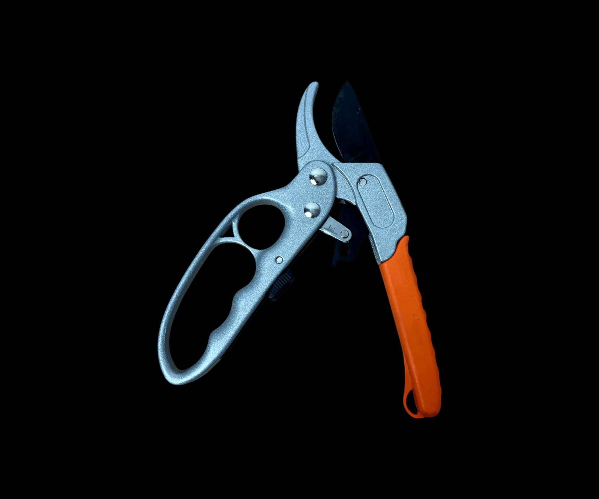 مقص تقليم الحدائق

الاستخدامات:

مثالي لتقليم الأشجار والزهور والنباتات في الحدائق.

يمكن استخدامه بسهولة لقص الأغصان والأوراق الجافة أو غير المرغوب فيها.

أداة لا غنى عنها لمحبي الحدائق والمزارعين.

المميزات:

مقص تقليم قوي ودقيق مصمم لتحمل الضغط.

مقبض مريح مع تصميم مضاد للانزلاق يضمن التحكم الكامل أثناء الاستخدام.

شفرات حادة مصنوعة من الفولاذ المقاوم للصدأ لضمان القطع السلس والدائم.

تصميم خفيف الوزن يسهل حمله واستخدامه لفترات طويلة دون تعب.

محتويات الصندوق:

مقص تقليم واحد.

الملاحظات:

يجب تنظيف المقص بعد كل استخدام لضمان عمر أطول.

مناسب للاستخدام في الحدائق المنزلية والمهنية.

القياسات:

طول المنتج: 20 سم

عرض المنتج: 9 سم

ارتفاع المنتج: 3 سم بغداد, العراق


**إذا كنت صاحب هذا الإعلان وتريد حذفه لأي سبب، رجاءا أرسل رسالة إلى الدعم الفني**