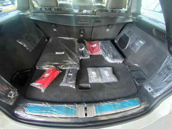 السلام عليكم زبائننا ومتابعينا الاعزاء جيب كراند شيروكي فئة الاوفر لاند (OVERLAND) (Two colors ) موديل 2024 تو كلر الجديدة كلياً                    ماشية 
(  الفين ميل بعدها زيرو علوكالة ) 
اعلى مواصفات خليجية وكالة هارلم 5 راكب محرك 3600 (6) سلندر
ضمان 3 سنوات او 60 الف مكفولة كفالة عامة كما موضح أدناه :
المواصفات فول 1/1 
توقف ذاتي رادارات جانبية وخلفية ورادار امامي 5 كامرات مع كامرة ليلية ونظام المنطقة العمياء 
فور ويل درايف
جكات امامية وخلفية
تدفئة وتبريد الكشنات ستيرن تدفئة
وداخل جلد الاسود الملكي المرغوب بصمة وتشغيل عن بعد 
وبانوراما وحساسات داتا شو مقاعد امامية تدليك جنطة كهرباء اوتو وبقية المواصفات المعروفة : 
(1) مرقم بغداد الدولي الجديد
(2) الكبات والارضيات وعدة الاسعافات الاولية بعدهن ممستعملات مع باقي الملحقات 
(3) السيارة خاصعة للفحص والسونار من قبل مركز بدي كار يعني بيها تقرير شامل من ناحيه الصبغ والبارد والتبديل والكيلو متر والعقول والگير والمحرك وباقي التفاصيل 
(4) السيارة ام الضمان وخاضعة لشركة هارلم 
 للاستفسار ***********
رقم الادارة
***********
او زيارتنا بغداد معارض البياع معرض حيدر سيدار البياع الشارع الاول شارع الوكالات وتحياتنا للجميع .
