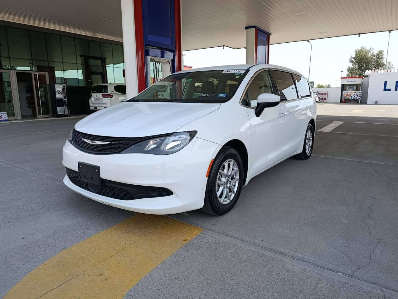 🚘 كرايسلر فيوجر  2024

- وارد امريكي 
لون ابيض
- ضرر : جاملغ امامي يمين و نص بوند و جاملغ امامي يسار شبر و بدون ايرباك (كافه الايربكات سليمه 100/100 
- رقم شاصي  2c4rc1cg6rr153000

- محرك V6 سعة 3.6 لتر
- كير أوتوماتيك
- الأبواب سلايد كهربائية
- مراقبة النقطة العمياء مع تنبيه على المرايا الجانبية
-  تنبيه الاصطدام الأمامي صوتي وبصري
-  بريك تلقائية لتفادي الحوادث أو تقليل شدتها
-  نظام تثبيت السرعة التكيفي يتحكم بالسرعة حسب حركة المرور ويوقف السيارة ويعيد تشغيلها تلقائيً
- شاشه لمس تدعم Apple CarPlay و Android Auto
-  4 مايكروفونات
-  منافذ USB و HDMI
-  ماسحات زجاج أوتوماتيكية تعمل عند نزول المطر وتعدّل سرعتها حسب الشدة
-  سيارة متكاملة، عائلية، فخمة، مريحة وآمنة، وجاهزة للاستخدام مباشرة

 السعر: 182$ ورقه بدون رقم 

تترقم محافظات الاقليم 
اربيل دهوك سليمانيه 

تترقم خصوصي و تكسي حسب رغبه المشتري👍

عنوان:اربيل شركة نورالبصرة شارع ١٠٠م مدينه معارض 
للتواصل
***********
*********** أربيل, العراق
