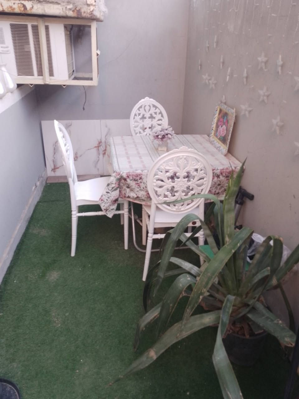 دار للبيع العنوان بهرز حي صدام قطع بيت علي سحاق يتكون من غرفتين نوم وصالة وستقبال  ومطبخ حار وبارد صحيات شرقي وغربي المساحة 100الواجهة 7والنزال 15للاستفسار ***********السعر 65بي مجال بناء حديث خدمات كاملة مجاري وماء ونارة شارع صب
