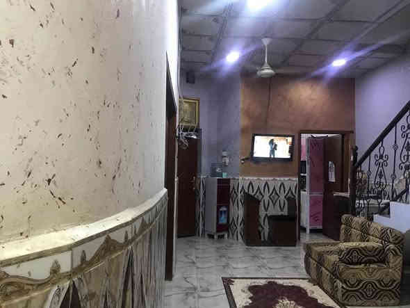 بيت للبيع في منطقة السكك البيت طابو صرف مساحة 175.5 ( 110 بيت + 65 مشتمل مؤجر )
- المنطقة تبليط ومجاري جديدة وجداً نظيفه 
- البيت طابقين الاول حمامين وصالة واستقبال ومطبخ 
- الطابق الثاني 3 غرف وحمام 
- كراج + حمام خارجي 
( مميزات الموقع ) 
- المدارس قريبة عليك اغلبها 
- قريب على الطريق السريع ( الخط الدولي الجديد مال الشلامجة ) 
- قريب جداً على كورنيش المعقل 
- قريب على جميع المنتزهات ( البصرة العائلي ٫ الاندلس ٫ بصرة لاند ) 
- جامعة البصرة ( مجمع كليات الكرمة ) 
- محطة تعبئة وقود شواطئ المعقل بمدخل المنطقة 

- سعر البيت 250 مليون وبي مجال
- للتواصل واتساب ***********
