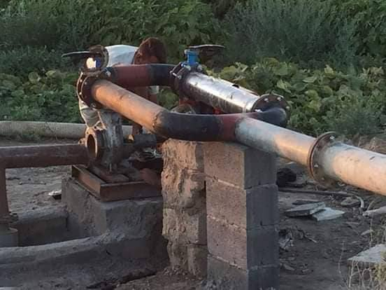 اعلان اعلان يرجى قرائة منشور حت نهايه أصحاب مزارع 
#فضلا وليس امر مشاركه للمنشور  استفسار تصال ***********
جهاز الفراتين  وتخلص من مشكلة الاملاح  والكبريت في محصول ألحنطه والشعير والذره ومحاصيل الاخرى مع وجود الضمان 
الكثير من المزارعين يعانون من مشكلة ارتفاع نسبة الاملاح في مياه الابار والمبازل مما يجعل المزارع في حالة خوف وتردد خوفا على الارض من الاملاح وخوفا من خسائر في نهايه الموسم  لكن معنا عزيزي المزارع ومع كادر المهندسين الزراعين  بعد بحوث وتجارب نفذت  على الارض الحمد لله فضل المبدعين استطعنا حل مشكلة الاملاح في مياه الابار والمبازل  عن طريق مغنطة المياه مع وجود الضمان ونتحمل المسؤليه في حالة حدوث خلل في عمل الجهاز وأليكم فوائد الجهاز 
1_تحييد الآثر الضار لكلوريد الصوديوم على النباتات مما يعمل على تحسين نموها
2_يزيد من معدلات إنبات البذور.
3_منع تكون ترسبات كلسية داخل أنابيب الري مما يؤدي لزيادة كفائتها.
4_ؤدي لزيادة احتفاظ التربة بالماء مما يساعد على النمو الكلي للنبات ويزيد كفاءة الري ويقلل كميات الري بحوالى 30 %.
5_زيادة كفاءة الأسمدة مما يعني تكاليف أقل وسماد أيسر لامتصاص السماد.
6_زيادة الأكسجين في التربة مما يحسن كفاءة نمو الجذور. و تعمل على زيادة نسبة الأكسجين في مياه الري حوالي 15 %.
7_ساعد في حل مشكلة تضاغط التربة التي تتراكم مع الزمن مما يحسن الميزان المائي والهوائي في التربة
8_يعمل على زيادة نمو الجذور نتيجة زيادة امتصاص العناصر الغذائية الذائبة أسرع وبذلك يساعد على نمو النبات. واختصار مرحلة النمو للنبات بحوالي 15 – 20 يوم.
9_يرفع كفاءة غسيل الأملاح في التربة (ثلاثة أضعاف قدرة المياه العادية).
10_يزيد تيسر العناصر للنبات مما يسهل امتصاصها فيساعد على تحسين نمو المجموع الخضري والثمري حيث يزيد امتصاص الحديد بمعدل 9 أضعاف وزاد الزنك بمعدل 5 مرات في حين يزيد الفوسفور 3 اضعاف بينما المنجنيز زاد بمعدل 80 % فقط بينما لم يتأثر امتصاص النيتروجين تاثيراي معنوياي.
11_يزيد كمية المحصول في المتوسط بنسبة 40 – 50 %.
12_تقليل نسبة إصابة النبات بالأمراض بنسبة 60 – 70 %.
13_يقلل الإصابة بالنيماتودا حيث يقتل اليرقات ويبعد الحشرة الكاملة عن منطقة الجذور.
#أن مغنطة المياه تمنع تشكل الترسبات على السطوح الداخلية لأنابيب الري والتي تؤدي الي تقليل القطر الداخلي.
