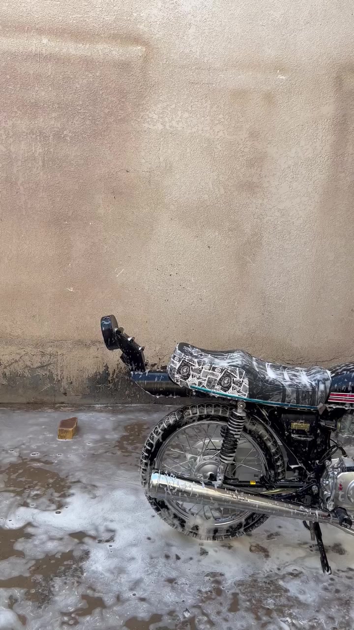 السلام عليكم دراجه البيع دراجه دراجة صارلها أسبوع من عمرتها دراجه جديده جديده بعدها على السحك 
انطيك بيها ضمان شهر الدراجه كملت علي ب850
اني مستعجل على بيعتها السعر750وبيها مجال الشراي هاذ 
***********موجود 24وعشرين ساعه واتساب وشريحه الشراي بخدمته
