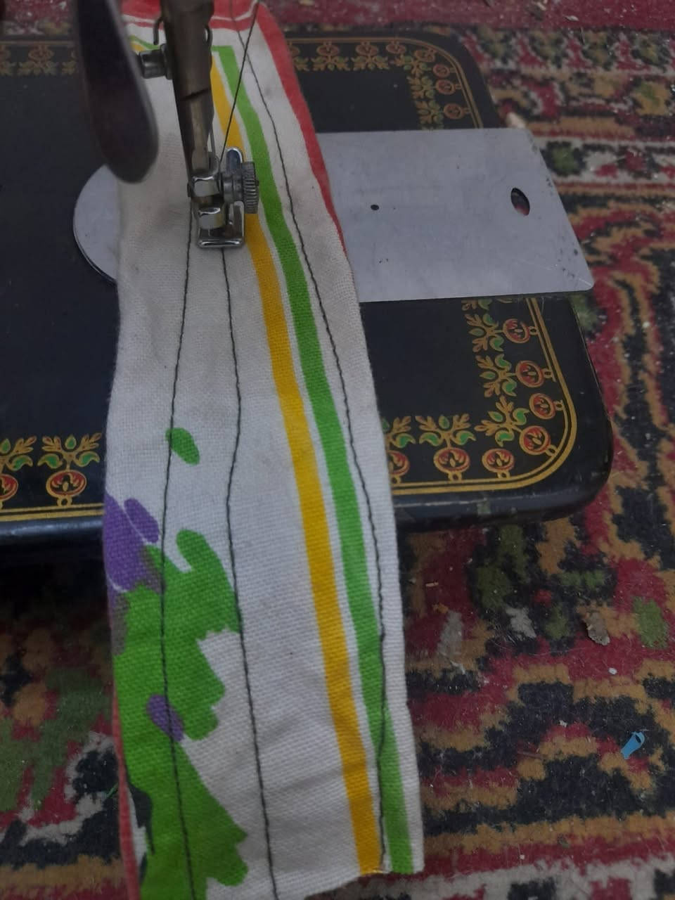 ماكنة خياطة تعمل وبحاله جيدة للاستفسار *********** مكاني الشعله يوجد توصيل بغداد
