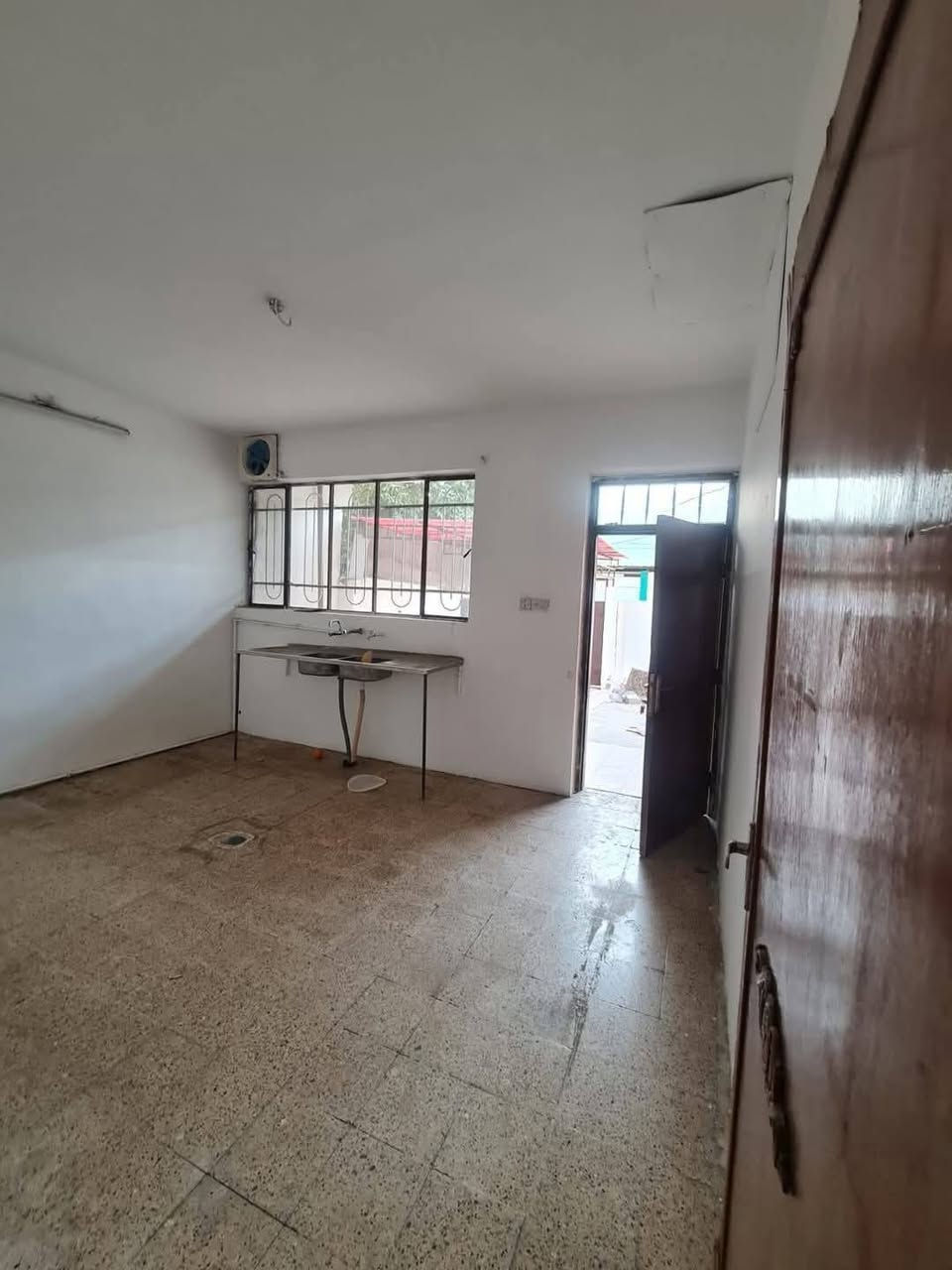 للأيجار الدار طابق ونص (المساحة200م)

حي الصديق الاولى قرب مسجد محمد رسول الله

الطابق الأرضي غرفتين نوم  وهول موزع واستقبال واسعة ومطبخ  وصحيات وكراج 

الطابق الثاني غرفتين نوم وهول موزع وصحيات وسطح ناصي وعالي

للأستفسار مراجعة مكتب الوطن للتجارة العقارات 
الموصل حي البلديات من جهة السكر قرب مول سانكو 

او اتصال بالأرقام التالية 
كورك ***********
آسيا ***********
