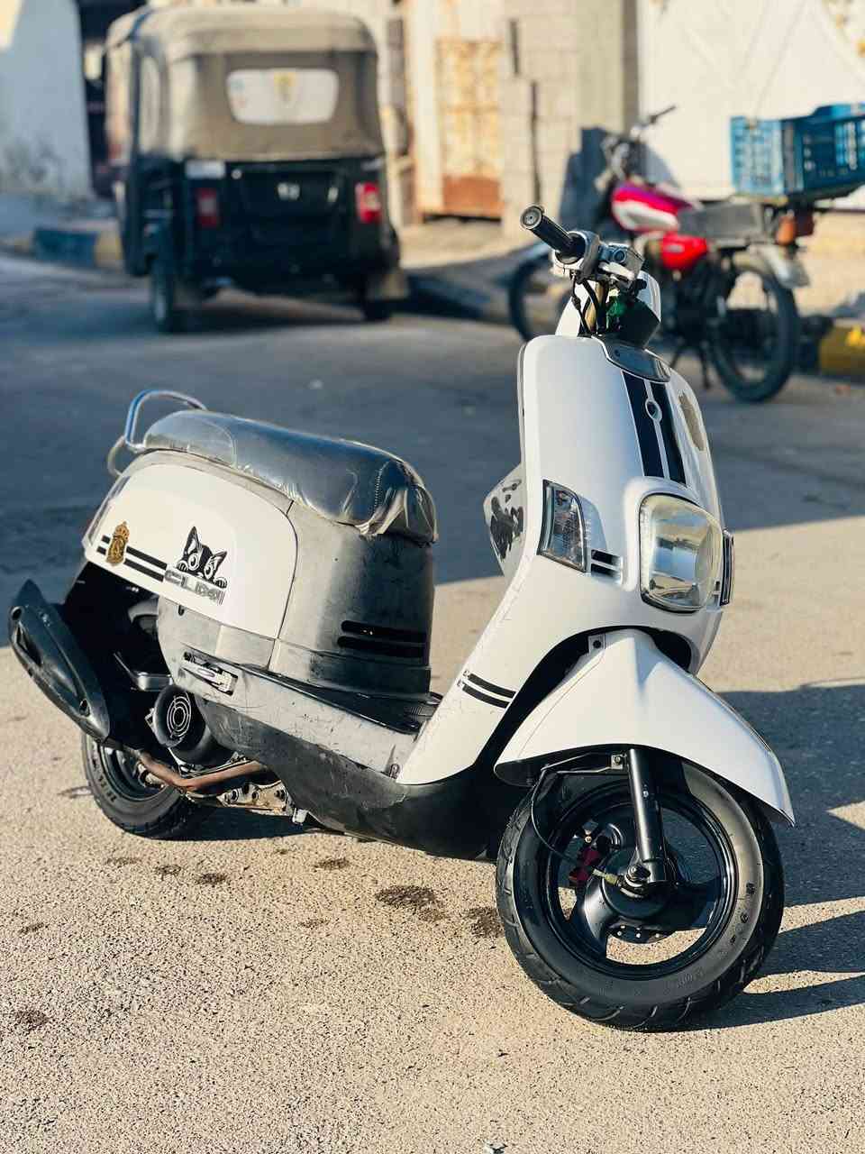 السلام عليكم
ماكس بوليس 

مكينه 49 بلاديه ناعمه مامفتوحه دراجه كامله خير من الله 

كفرات ختم واحد ويه المكينه 

مكاني واسط عزيزيه 

السعر: 700 وبيها مجال قليل 

للاتصال: ***********
