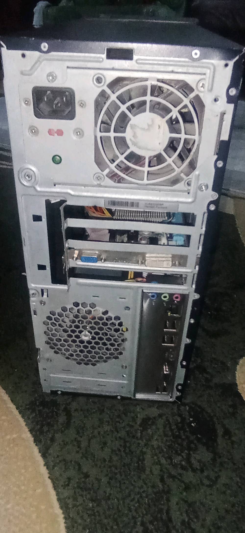 حاسبة مكتبية للبيع. تحتوي على معالج إنتل كور i5 بسرعة 3.30 غيغاهرتز وذاكرة عشوائية بحجم 10 غيغابايت، بالإضافة إلى قرص SSD بسعة 128 غيغابايت. نظام التشغيل المثبت هو ويندوز 10 برو. الحاسبة بحالة جيدة وتعمل بكفاءة عالية مناسبة للأعمال المكتبية والاستخدام اليومي.