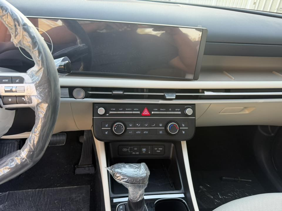 السلام عليكم توسان خليجي ضمان الأولى زيرو موديل 2025
مواصفات 
ويل 19

صندوق كهرباء 
كشنات تدفئ تبريد كشنين كهرباء 
حساس امامي خلفي 
شاحن واير ليس 
 
السعر240 $/مرقم كامل
المكان الكراده 
رقم الهاتف 
***********
