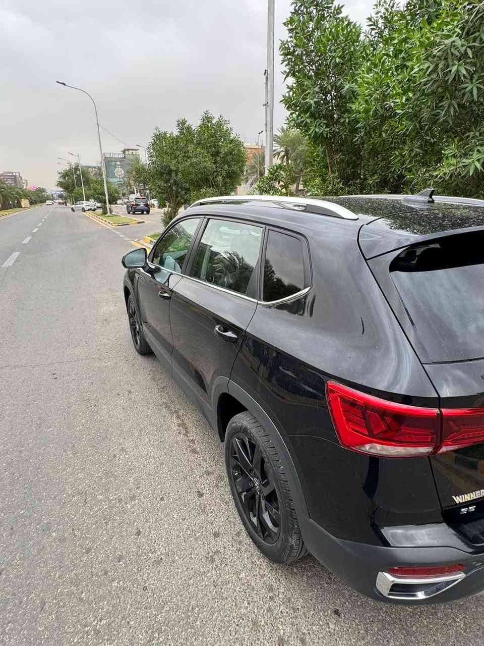 سلام عليكم للبيع سيارة من نوع فوكسواكن تاوس موديل ٢٠٢٣ ماشيه ٢٦ السيارة جديده كلش وارد أمريكي حادثها بنيد فقط مواصفات قمارة حديد بصمه ويل كاب السيارة جاهزه اي نقص ما بيها موجوده السياره في منطقه اليرموك الأربع شوارع وهذا رقمي دك عليه ***********  السعر  ١٦٠ $$
