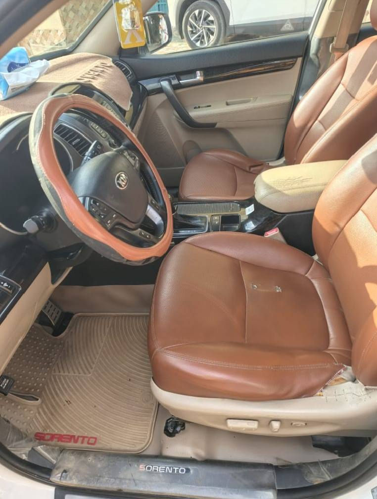 اسلام عليكم ورحمة الله وبركاته
سورنتو 2013 
خليجي فول مواصفات واحد عله واحد 
مكفوله 
داخل مشمشي 
تحكم ستيرن 
مري شفط 
ويل كروم حجم 19
بلرامه 
بصمه 
بصمه ابواب 
العنوان جزيره الخالديه محافضه لأنبار 
‏‪***********‬‏
