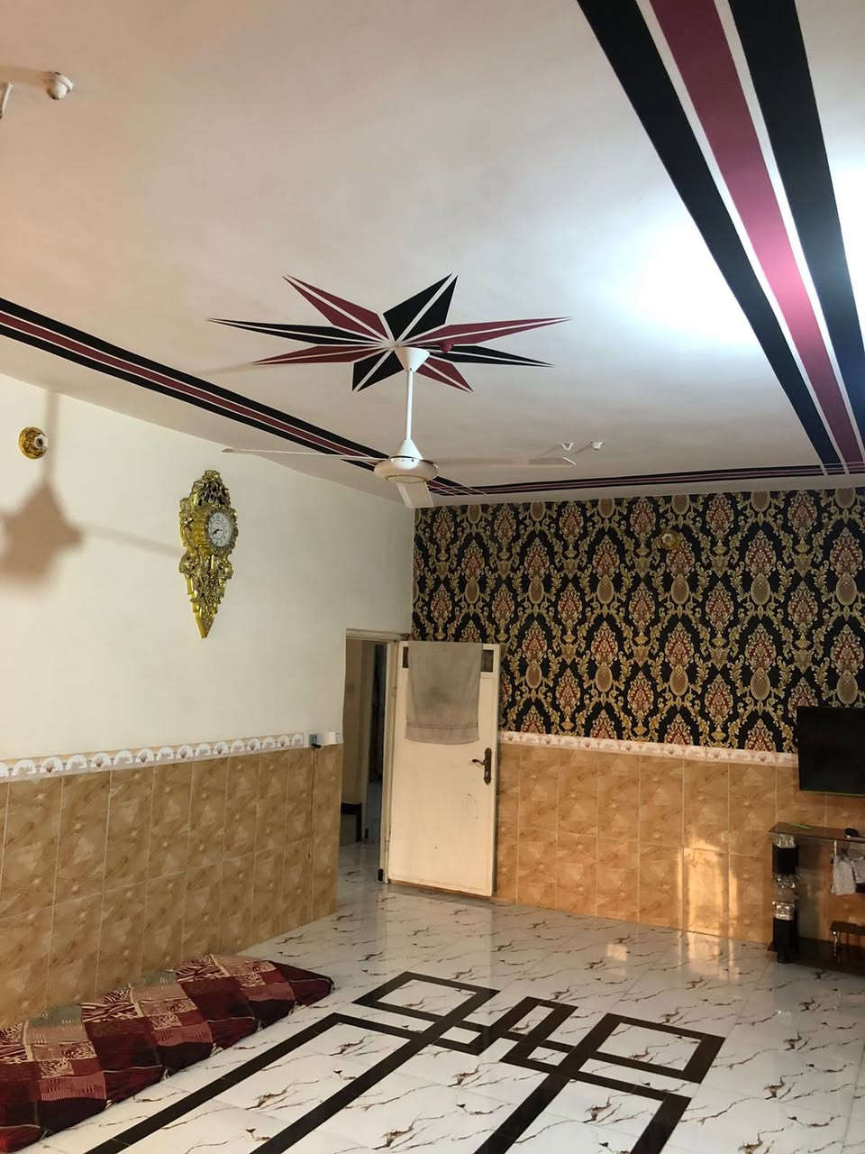 بيت لبيع مساحه ٣٠٠ يحتوي على غرفتين نوم صاله صغيره ستقبال مطبخ صحيات خارجيه وداخليه  حديقه تبليط بل باب كافه خدمات  العنوان بغداد جسر ديالى سايد الواحد  (منطقه الخنساء ). لاستفسار تصال واتساب ***********
