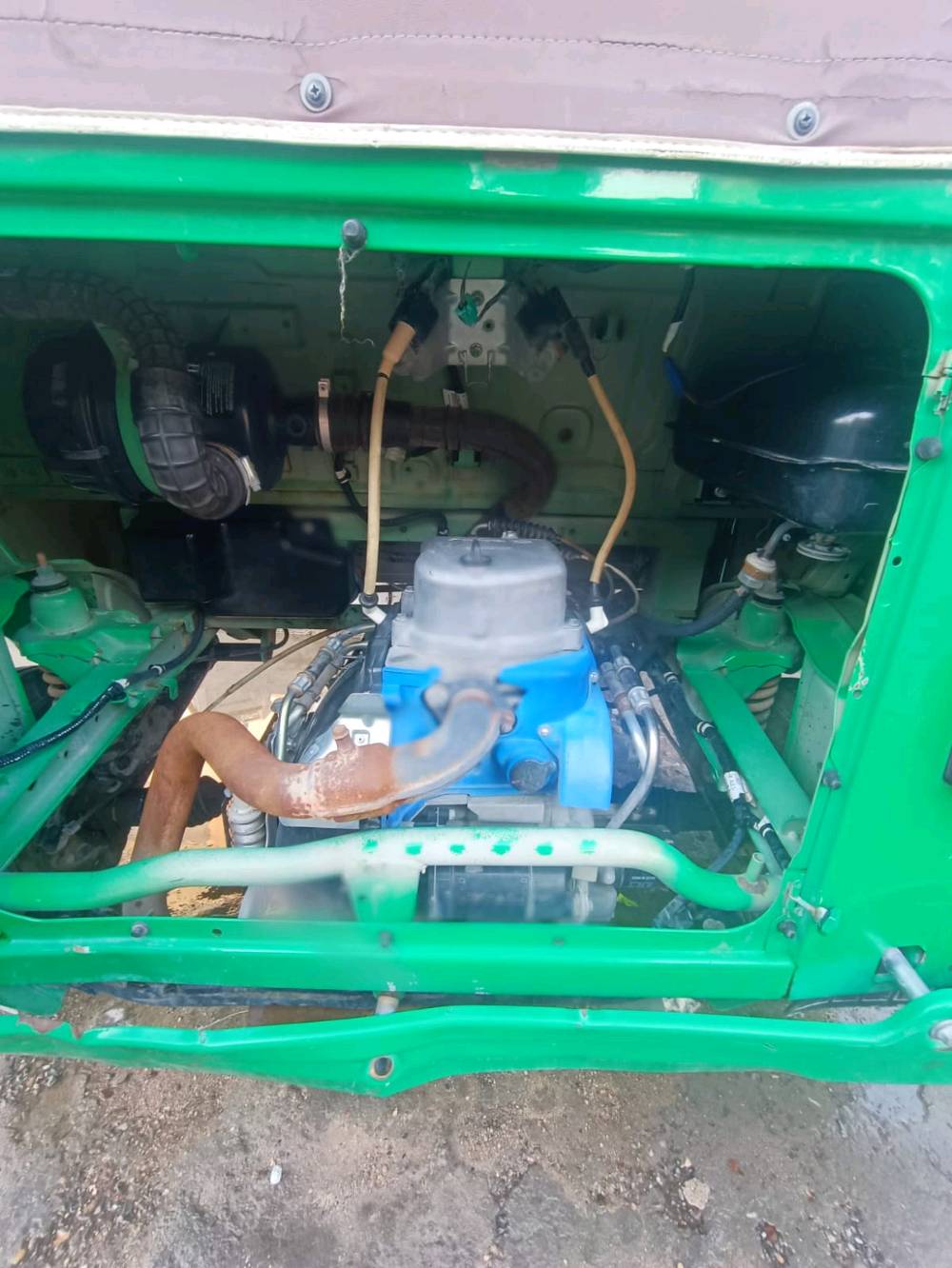 تكتك بحالة جيدة مع لون خارجي أخضر جذاب. المحرك يعمل بشكل ممتاز والدعامات والسقف جيدين. الداخلية نظيفة وتتضمن مقاعد مريحة. مناسب للنقل داخل المدينة أو للعمل اليومي. ممتاز للاستعمال الشخصي أو التجاري.