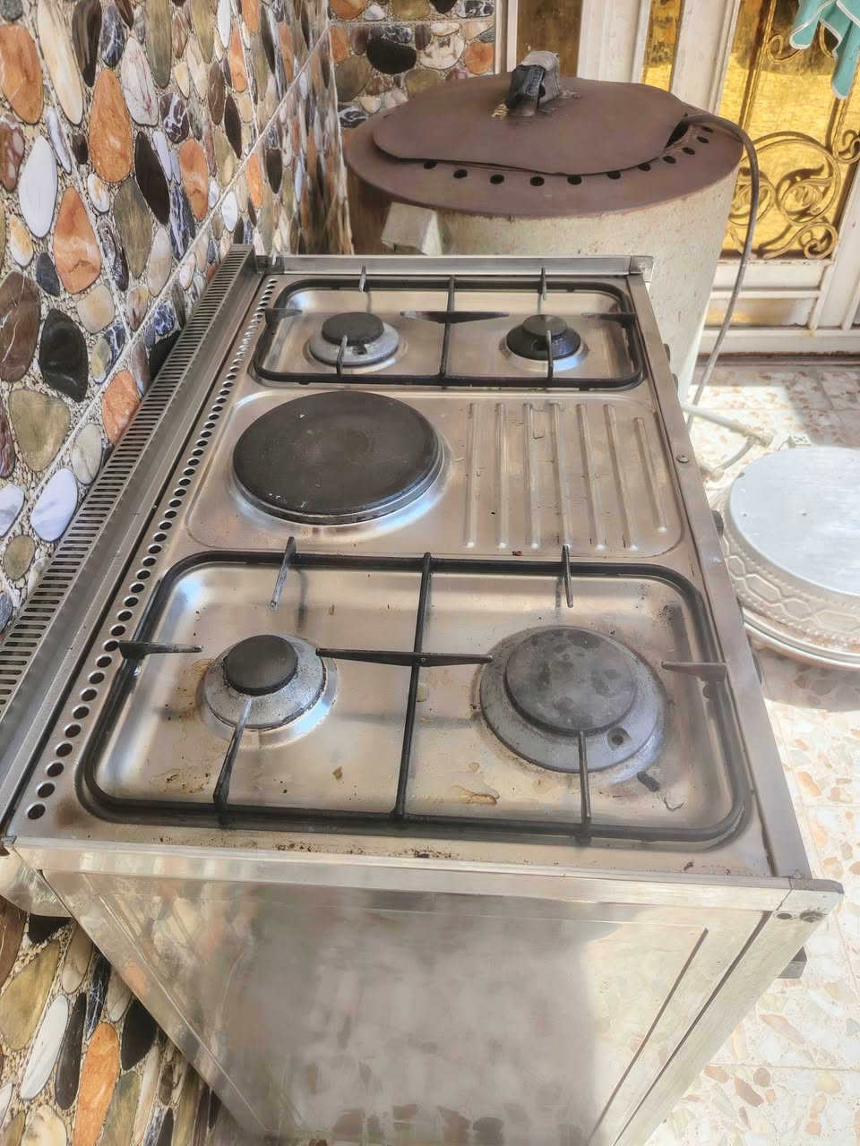 طباخ نظيف شغال على فحص للبيع السعر 150 وبي مجال العنوان الماجديه انا مكلف بالنشر الشراي اتصل ***********
