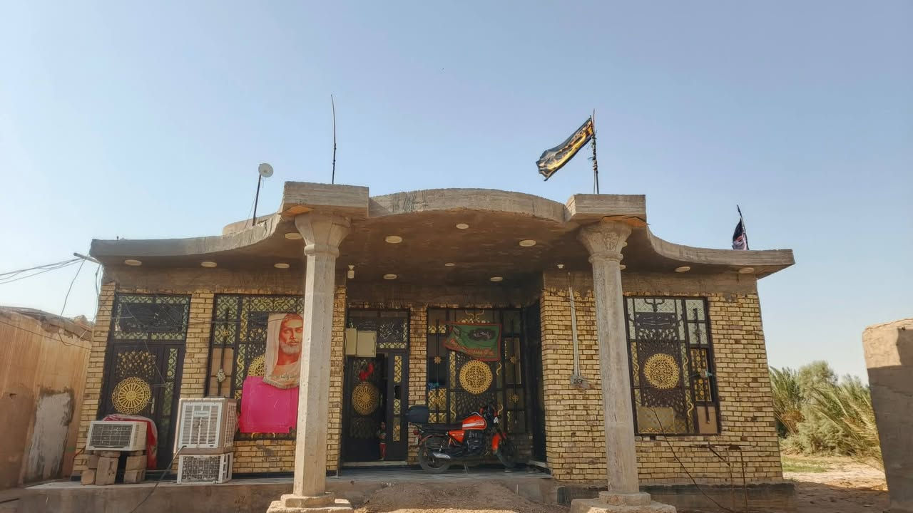 سلام عليكم بيت للبيع طابوك خريطه حلوه ومرتبه بناءحديث مساحة البيت الكلي 200متر مع بستان 60نخله مثمره دونم ونصص
البيت يتكون من. 
ثلاث غرف نوم 4×5
هول 4×11
مطبخ خارجي 
استقبال 4×6 داخليه
واستقبال خارجيه 4×9
مع حديقه 70متر 
الاستفسار يرجى الاتصال ***********
#البسروكيه
(جنس الارض قريه) تعهد
