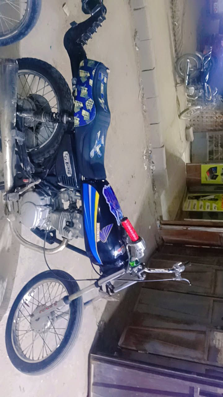 السلام عليكم دراجة أربع كير اوراق سكنر شاصي 25 وتعميره 24 سعرهه 500وبيهه مجال قليل


**إذا كنت صاحب هذا الإعلان وتريد حذفه لأي سبب، رجاءا أرسل رسالة إلى الدعم الفني**