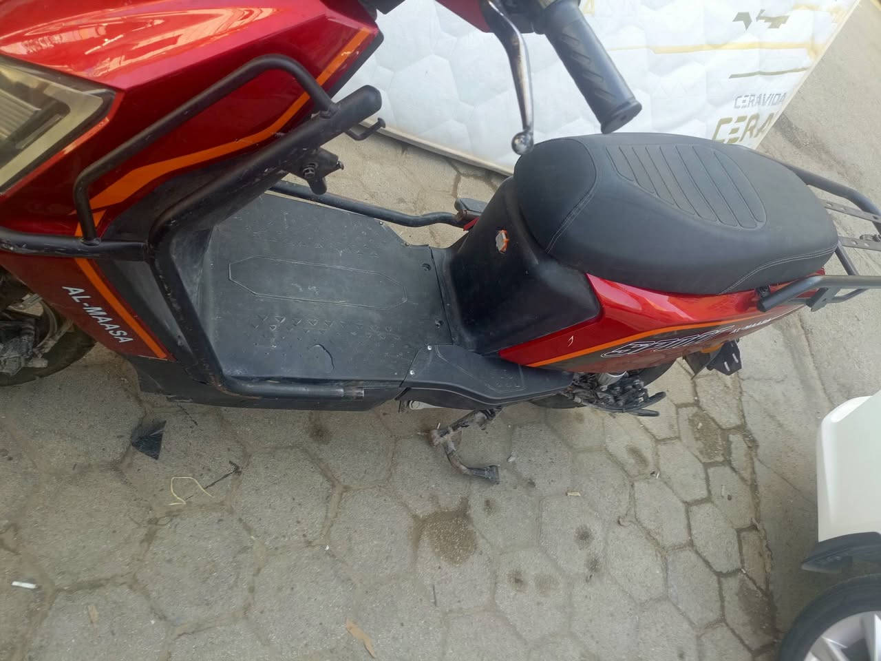 سلام عليكم دراجه شحن للبيع ست بطاريات عل فحص كهربائياته كلهه شغاله موديل 25 نضيف سعر 400 الف قفل مكاني رمادي رقم تليفون ***********
