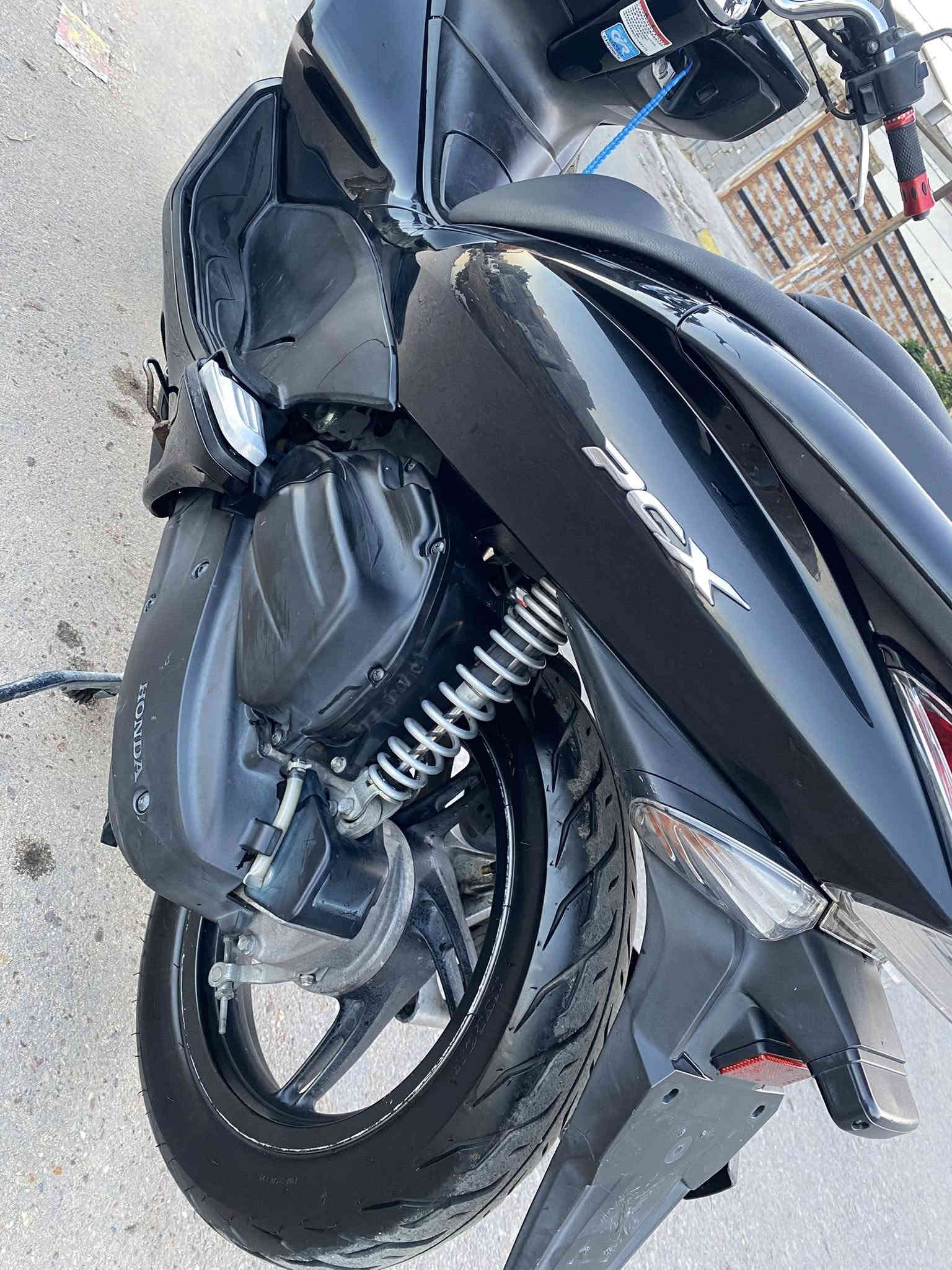 سلام عليكم 
Pcx جيل اول 
ياباني مكينه 125 (jf)
كفاله عامه كفر ومكينه دراجه بالكارتون 
مستخدمه شي قليل 
مال رنبه ماشيه 21 ✅
دراجه مكفوله من الشخط تجي وشوف 👍
العنوان بغداد الرأسه شارع عشرين 
السعر 1750 
***********
